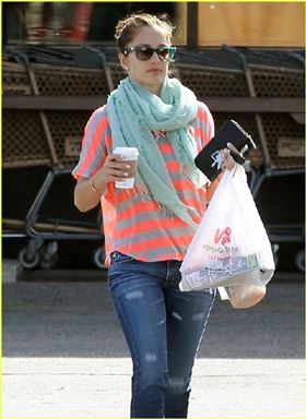 明星示范，絲巾，女人味，搭配