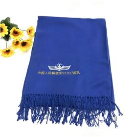 廠家紀念品繡在圍巾的哪個位置 廠家紀念品繡在圍巾的哪個位置