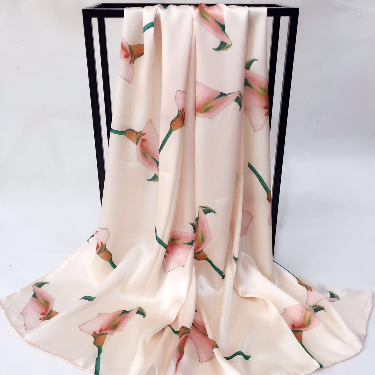 真絲緞面優雅馬蹄蓮圍巾 真絲緞面優雅馬蹄蓮圍巾